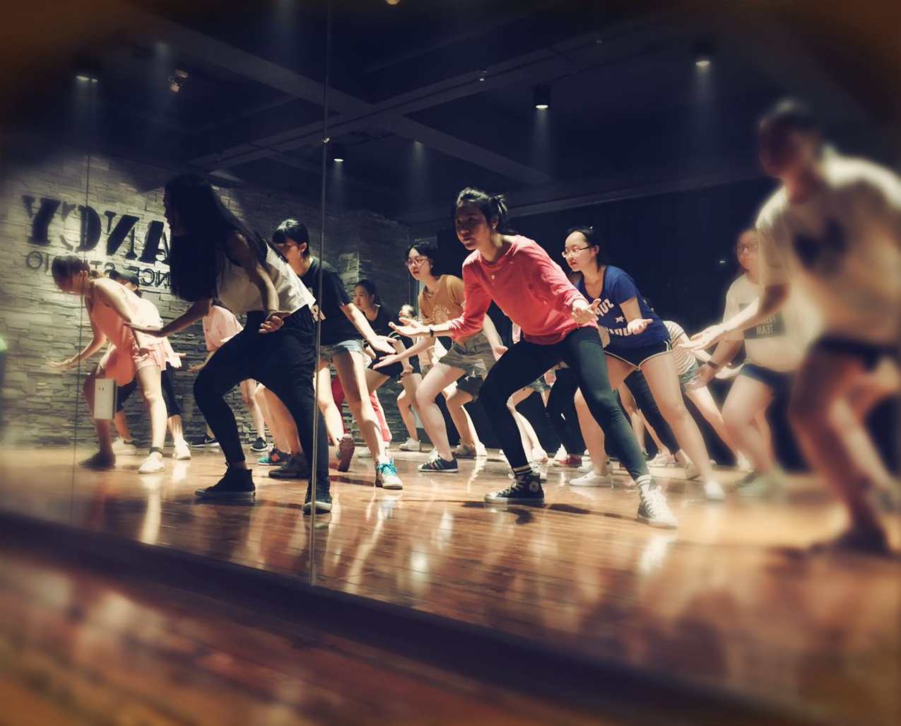 爵士舞入门视频教程大全 女子街舞现代爵士舞舞蹈教程，舞动青春，现代女子街舞爵士舞入门视频教程,第1张