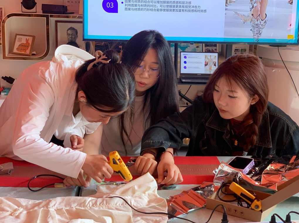 青云老师服装人必学的Ai短视频带货实操高阶课，新手也能快速上手，轻松打造带货爆款，青云老师服装行业实战课程，AI短视频带货高阶精进，新手速成，打造爆款电商